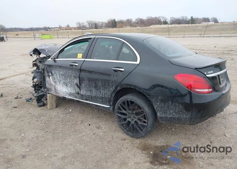 2015 Mercedes-Benz C 300 4Matic из США, поврежденный, VIN 55SWF4KB7FU038428